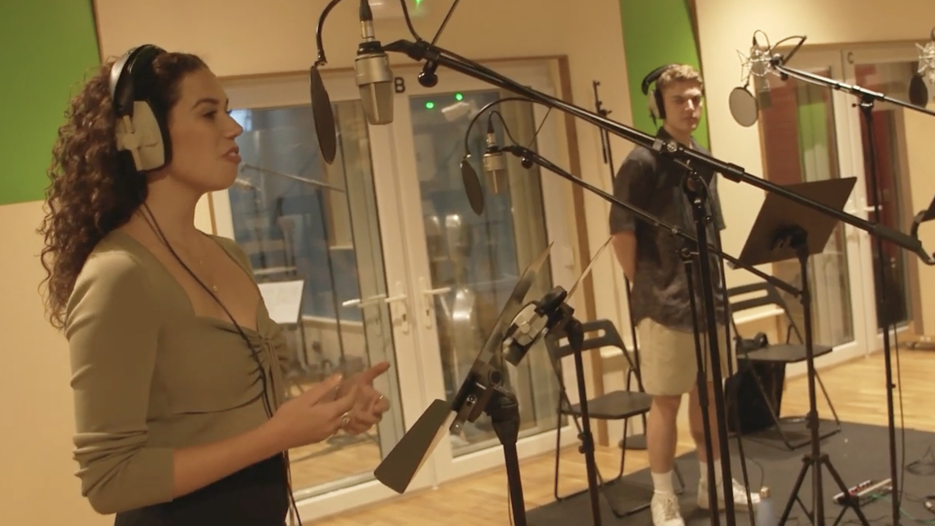 Daniel Bravo & Jessica Pardoe sing in the recording studio